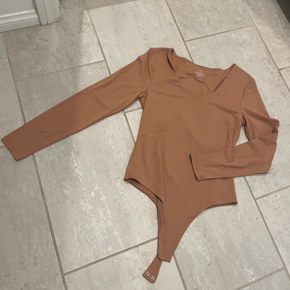 Nuuds LONG SLEEVE SCOOP NECK BODYSUIT CLAY medium